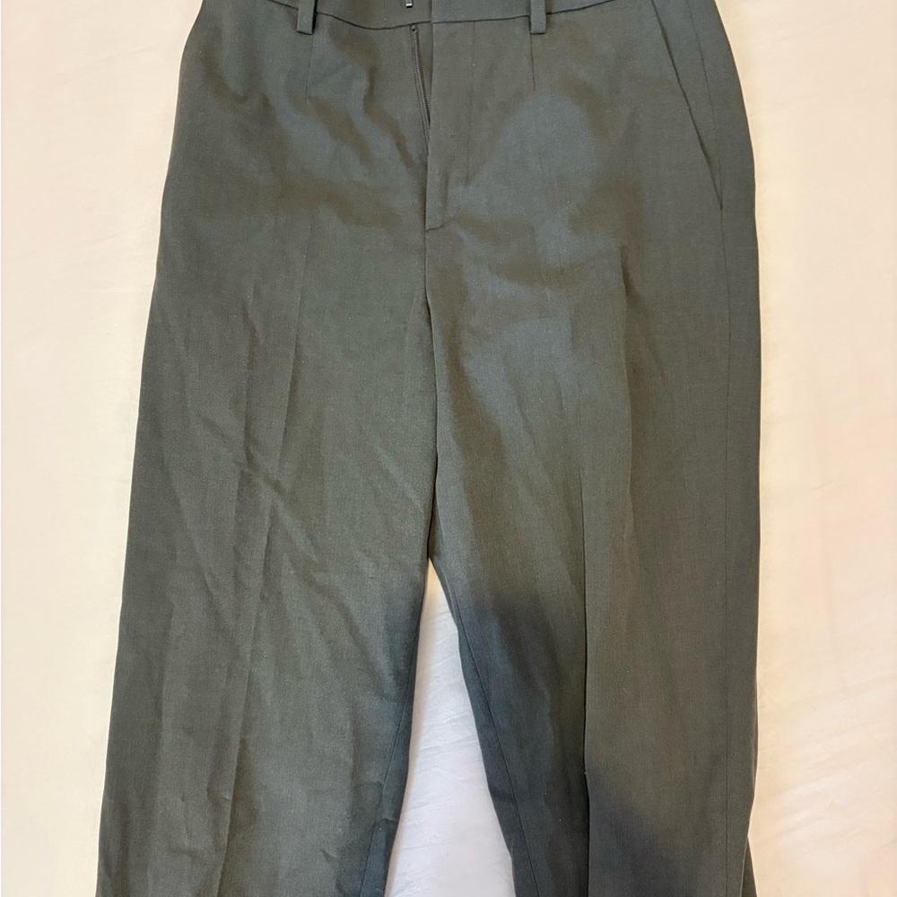Uniqlo’s Gray Pants